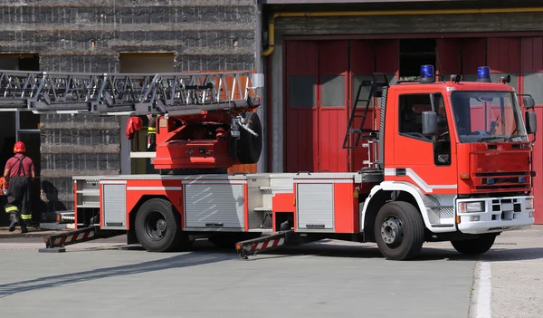 Samochód strażacki podczas próbnego alarmu pożarowego w Kole straży pożarnej — Zdjęcie stockowe