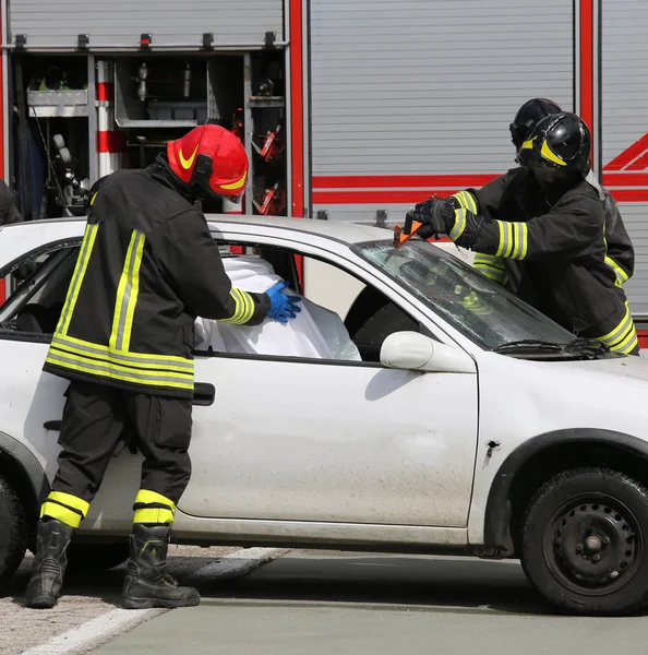 Feuerwehrleute nach Verkehrsunfall im Einsatz — Stockfoto