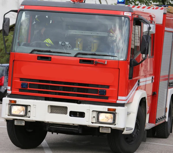 Truck teherautó tűzoltó tűzoltóság az úton — Stock Fotó