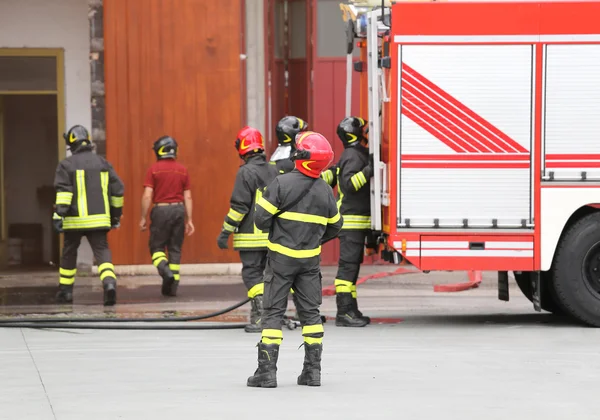 Team av brandmän i Firehouse — Stockfoto