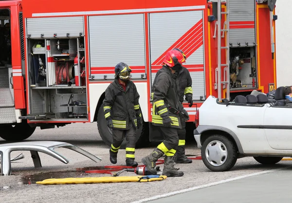 Acidente rodoviário com peças de automóvel e o caminhão de bombeiros — Fotografia de Stock