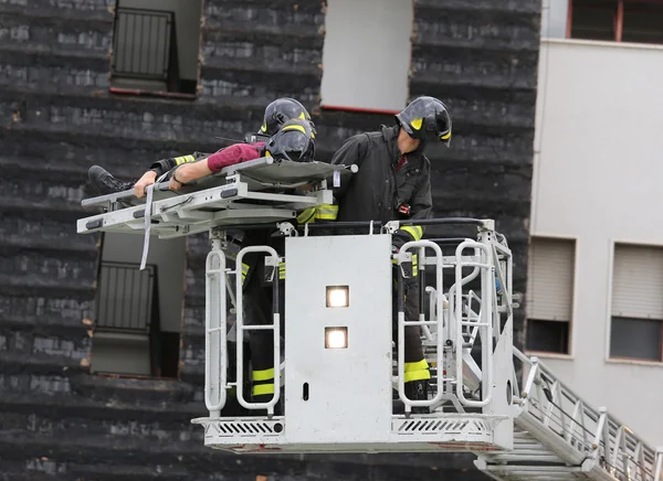 Feuerwehrleute im Korb des Löschfahrzeugs bei der Übung — Stockfoto