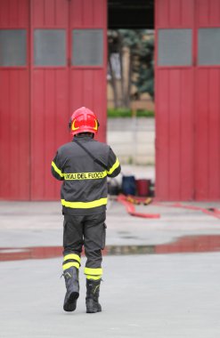 İtfaiye kırmızı kask ile üniformalı