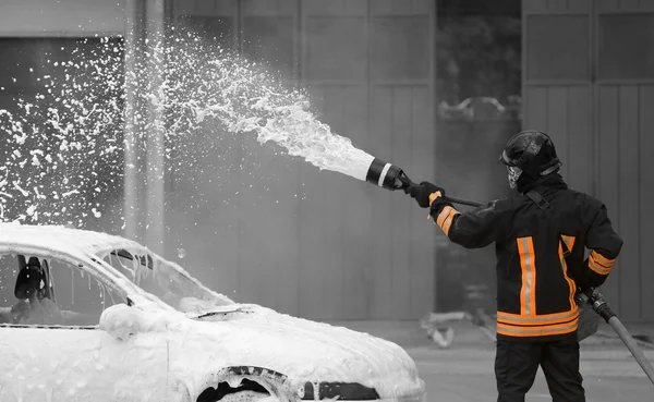 Pompiers ont été appelés à s'attaquer à l'incendie — Photo