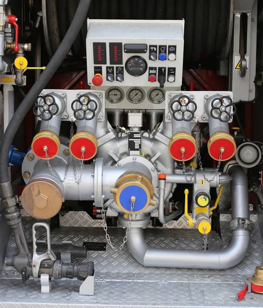 Форсунки насосів у пожежній машині з датчиками та елементами управління — стокове фото
