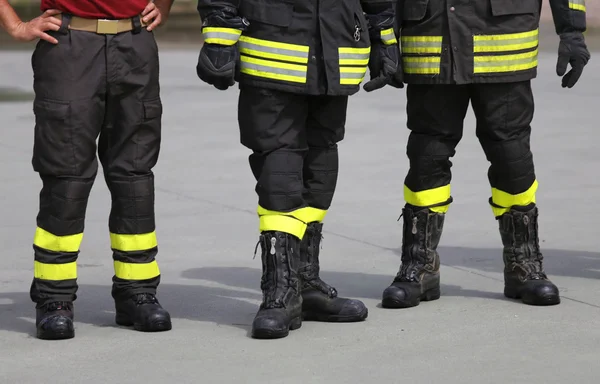 Bombeiros foram chamados para combater o incêndio — Fotografia de Stock