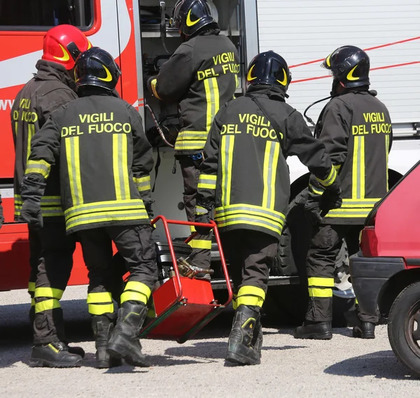 Ομάδα των πυροσβεστών που λειτουργεί ως μια τέλεια ομαδική εργασία — Φωτογραφία Αρχείου