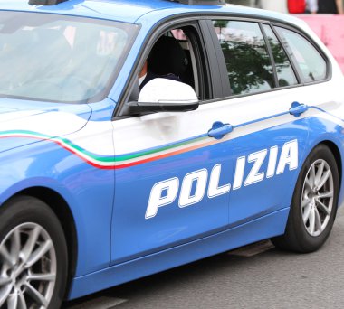 İtalyan polis arabası ile yazılı polise sokaklarda devriye