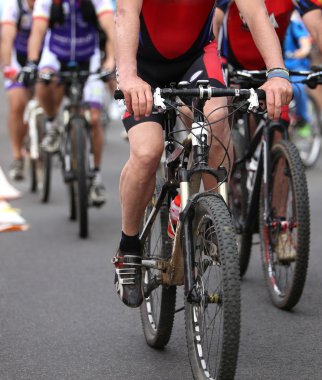 bisikletçiler hızlı bir şekilde sokaklarda sırasında spor e pedal.