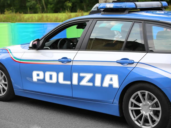 Coche de policía italiano con gran POLIZIA escrita con sirenas azules — Foto de Stock