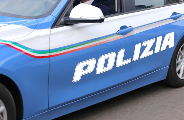 Coche rápido de la policía italiana con gran POLICÍA escrito — Foto de Stock