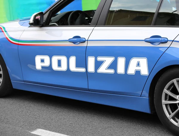 Coche de policía italiano con grandes patrullas escritas POLIZIA la calle —  Fotos de Stock