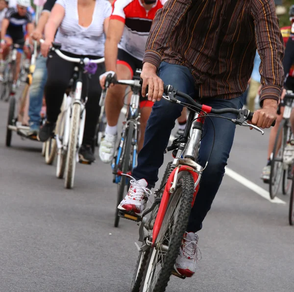 Radfahrer fahren mit dem Rad in die Stadt, um sich ohne Umweltverschmutzung fortzubewegen — Stockfoto