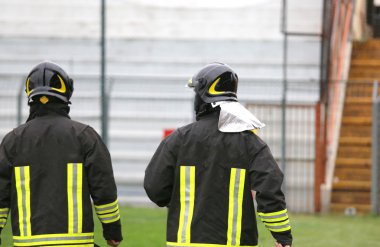 stadyumda güvenlik hizmeti için iki miğferli itfaiyeciler