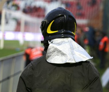 İtfaiyeci spor olay sırasında stadyumda