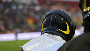 Firefighter güvenlik hizmeti stadyumda için kask ile