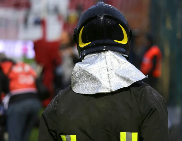 Bombero con casco para el servicio de seguridad en el Estadio —  Fotos de Stock