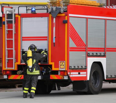 İtfaiyeci oksijen silindir ile eğitim egzersiz sırasında