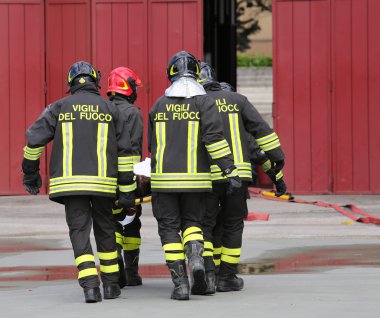 Yaralı bir sedye üzerinde itfaiyeciler tarafından yapılan