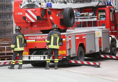 Yanan binanın önünde itfaiye arabası çekti