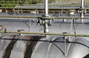 yanıcı gaz tam baskı altında kapsayıcı üzerinde vanalar