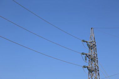 yüksek voltajlı elektrik kabloları ile yüksek galvanizli demir kafes