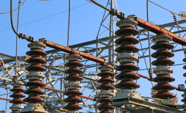 Havadaki elektrik substatio sistemindeki devre kesiciler
