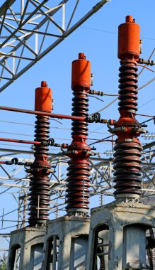 Hidroelektrik, elektrik alt istasyonlar üç kesiciler