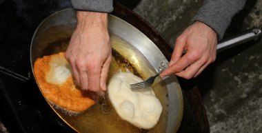 bir alüminyum tencerede kızgın yağ daldırma iki büyük krep