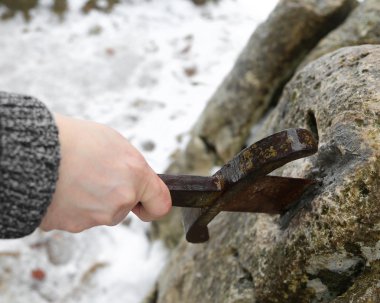 Excalibur kılıcı taşın içinde kaldırmak şövalye çalışır