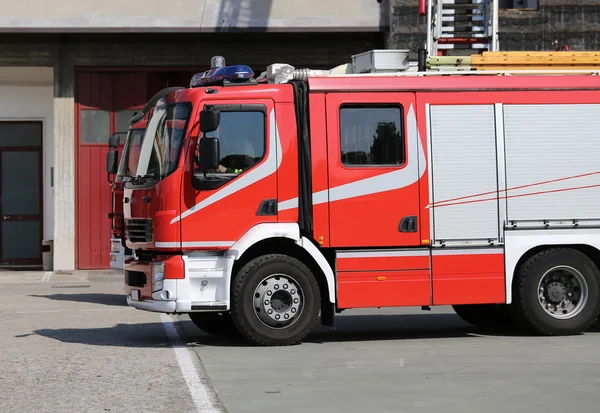 在消防演习中红色消防车发动机 — 图库照片