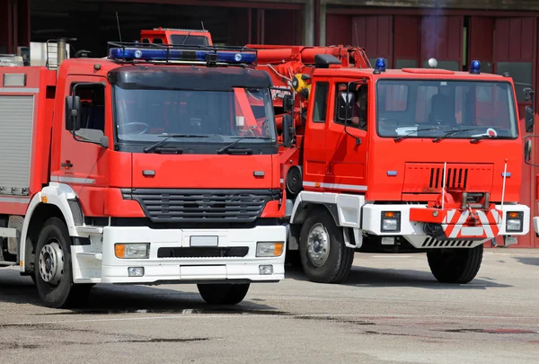 Samochód ciężarowy strażackich strażaków podczas szkolenia pożarowego — Zdjęcie stockowe