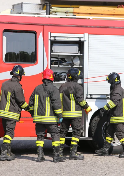 Firefighters with fire engine truck — Stock Photo, Image