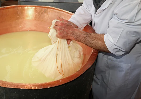 Berger Cheesemaker recueille le fromage du chaudron de cuivre w — Photo