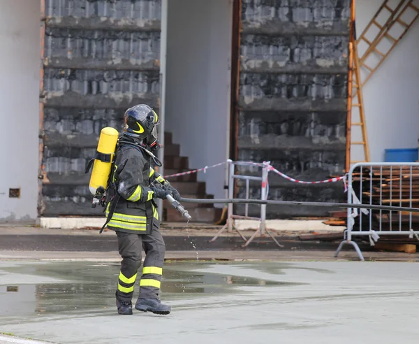 Firefighters with breathing apparatus and oxygen cylinder runs — Stock Photo, Image