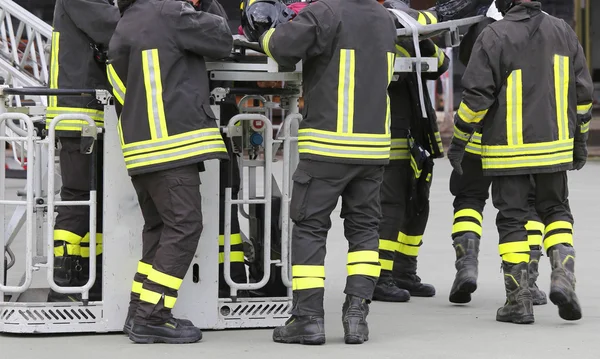 Pompiers dans le panier de camion de pompiers pendant la pratique de tra — Photo