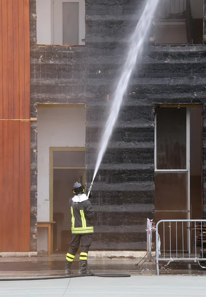 Feuerwehrleute löschten den Brand im Gebäude während der Übung — Stockfoto