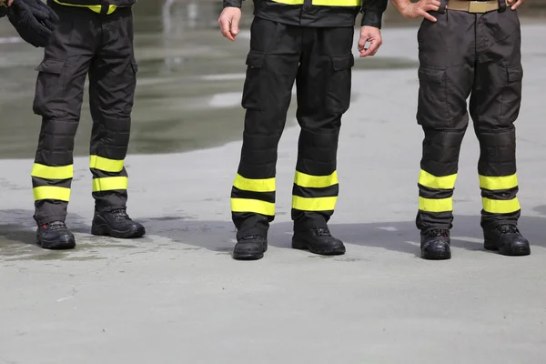 Bottes uniformes des pompiers dansla caserne des pompiers — Photo