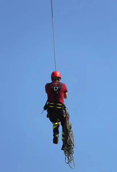 Bombero colgó la cuerda de escalada durante el ejercicio práctico —  Fotos de Stock