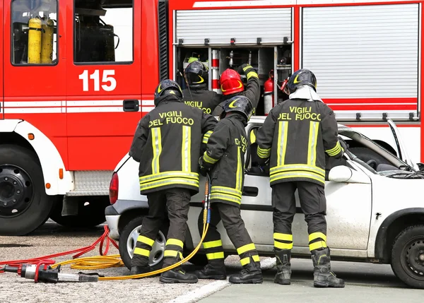 Brave firefighters relieve an injured after a road accident — Stock Photo, Image