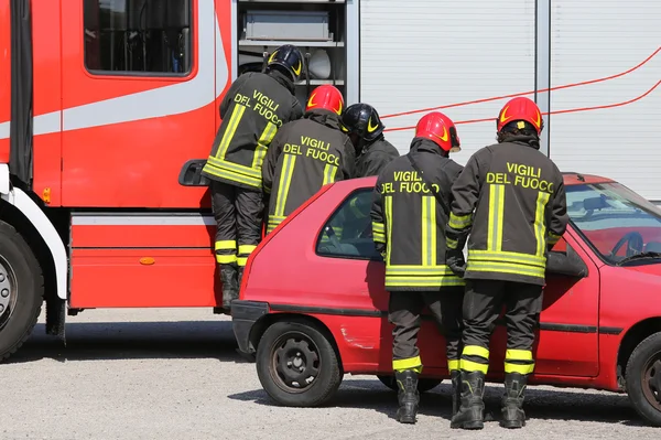 Italian firefighters in action during a car accident — Stock Photo, Image