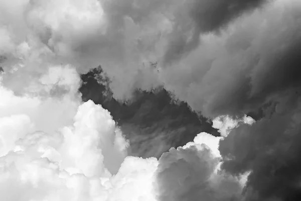 Witte wolken in de lucht — Stockfoto