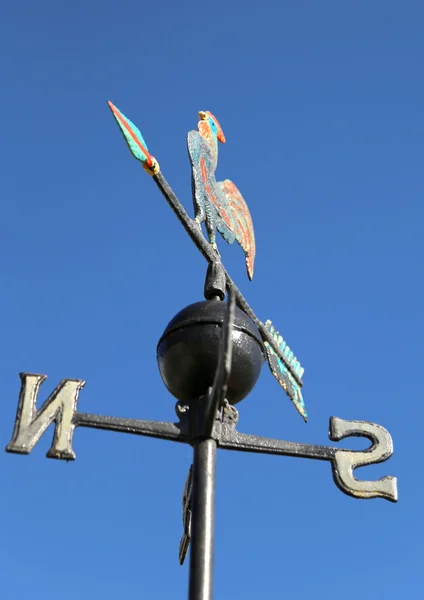 Veleta con gallo por encima de una flecha y los cuatro cardinales p — Foto de Stock