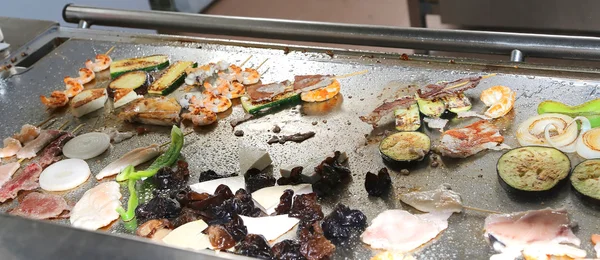 Peixe e legumes grelhados em pratos no restaurante durante l — Fotografia de Stock