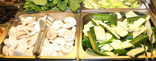 Légumes aux champignons et courgettes dans la cantine scolaire — Photo