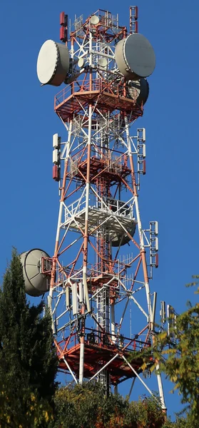 Repetidor gigante de sinais de televisão e telefones celulares — Fotografia de Stock