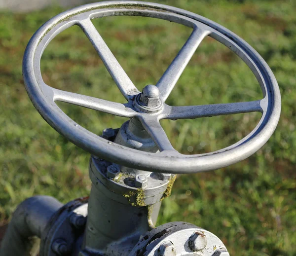 Detail of big valve for shutting off the pipe with swivel maneuv — Stock Photo, Image