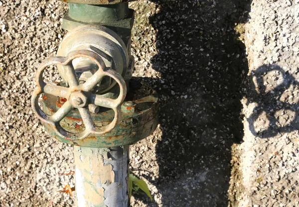 生锈的旧水龙头和花园里的水管 — 图库照片