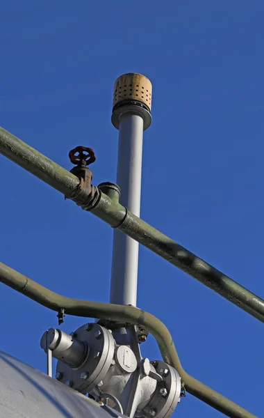 Válvula de ventilación por encima del gran recipiente de subpresión para el metano —  Fotos de Stock