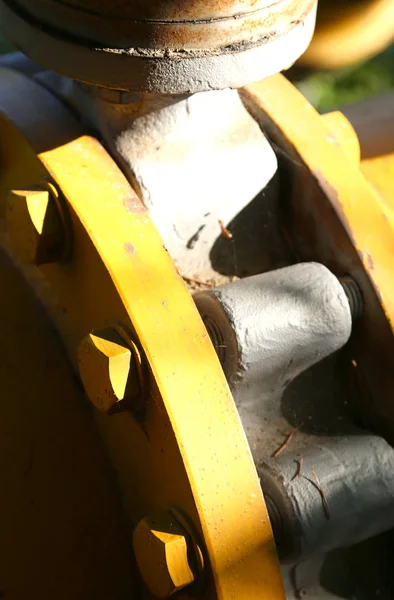 黄色のパイピングの大径のボルト — ストック写真